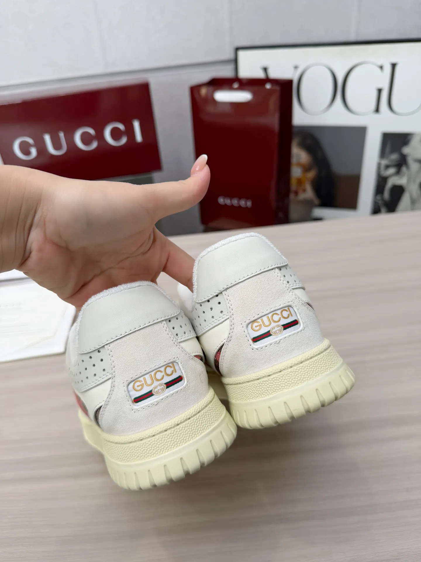 [G Home] P: 600💰 Men's Size: Men's 39-44 (45 custom-made) 🆕2025.GUCC Gucci original order quality The latest popular high and low top distressed couple sneakers series are shipped. Original purchase, development and production. This high and low top sneakers adopt a basketball-style silhouette design, cleverly integrated with hollow panels and distressed effects, showing unique ingenuity. The ingenuity incorporates brand logo details such as interlocking Double G styling accessories and Gucci lettering, a low-key tribute to the brand's design heritage. Exquisite packaging at the delivery counter 🛍📦 ▪️ Fabric: Original customized imported first-layer cowhide ▪️ Inner lining: Imported first-layer cowhide ▪️ Sole: Original molded two-color TPU sole ▪️ Sole thickness: 3cm